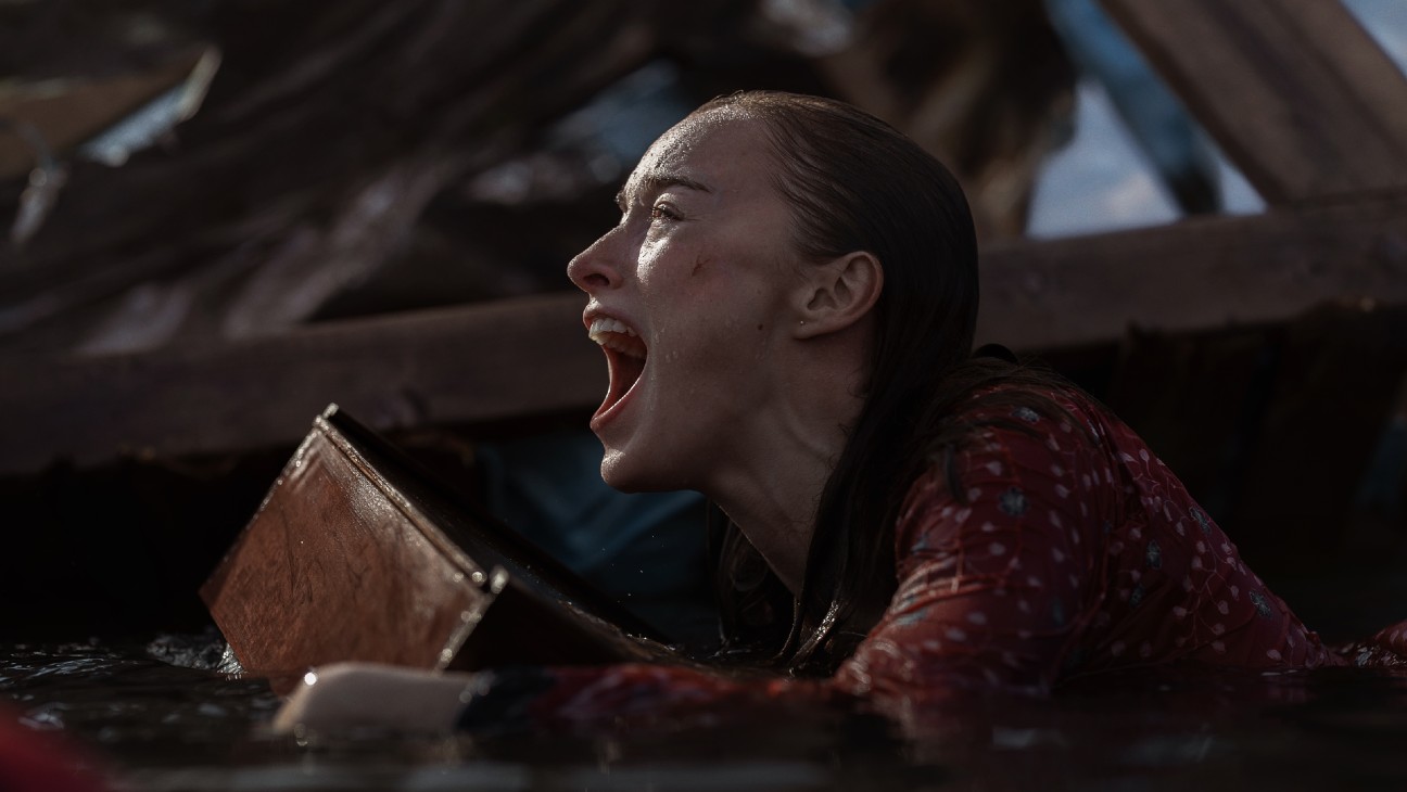 Phoebe Dynevor in Netflix's 'Thrash'